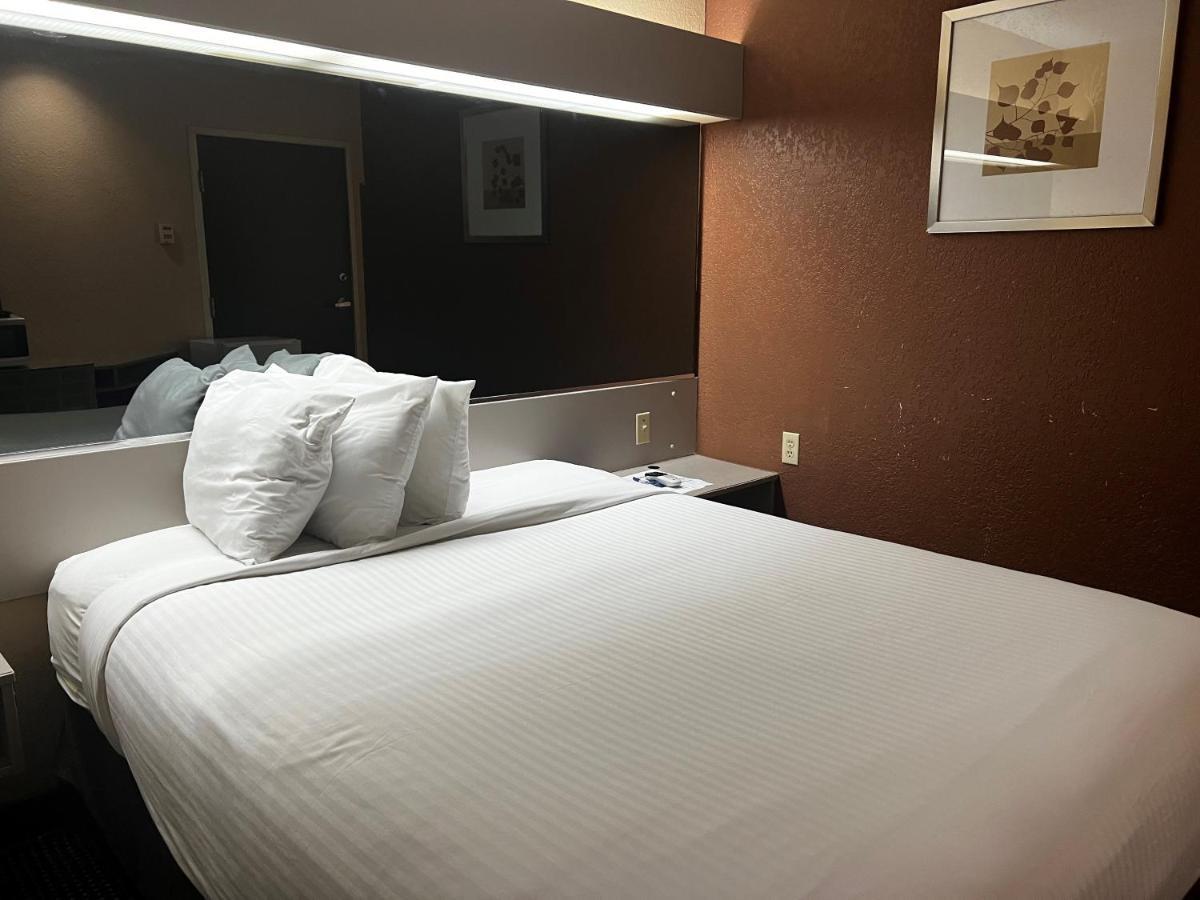 Microtel Inn & Suites By Wyndham Houston/Webster/Nasa/Clearlake Nassau Bay Экстерьер фото
