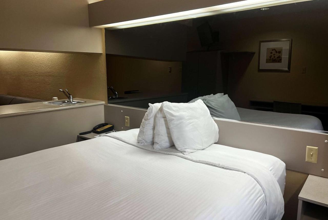Microtel Inn & Suites By Wyndham Houston/Webster/Nasa/Clearlake Nassau Bay Экстерьер фото