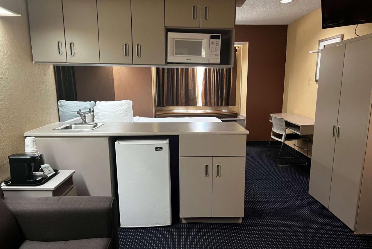 Microtel Inn & Suites By Wyndham Houston/Webster/Nasa/Clearlake Nassau Bay Экстерьер фото