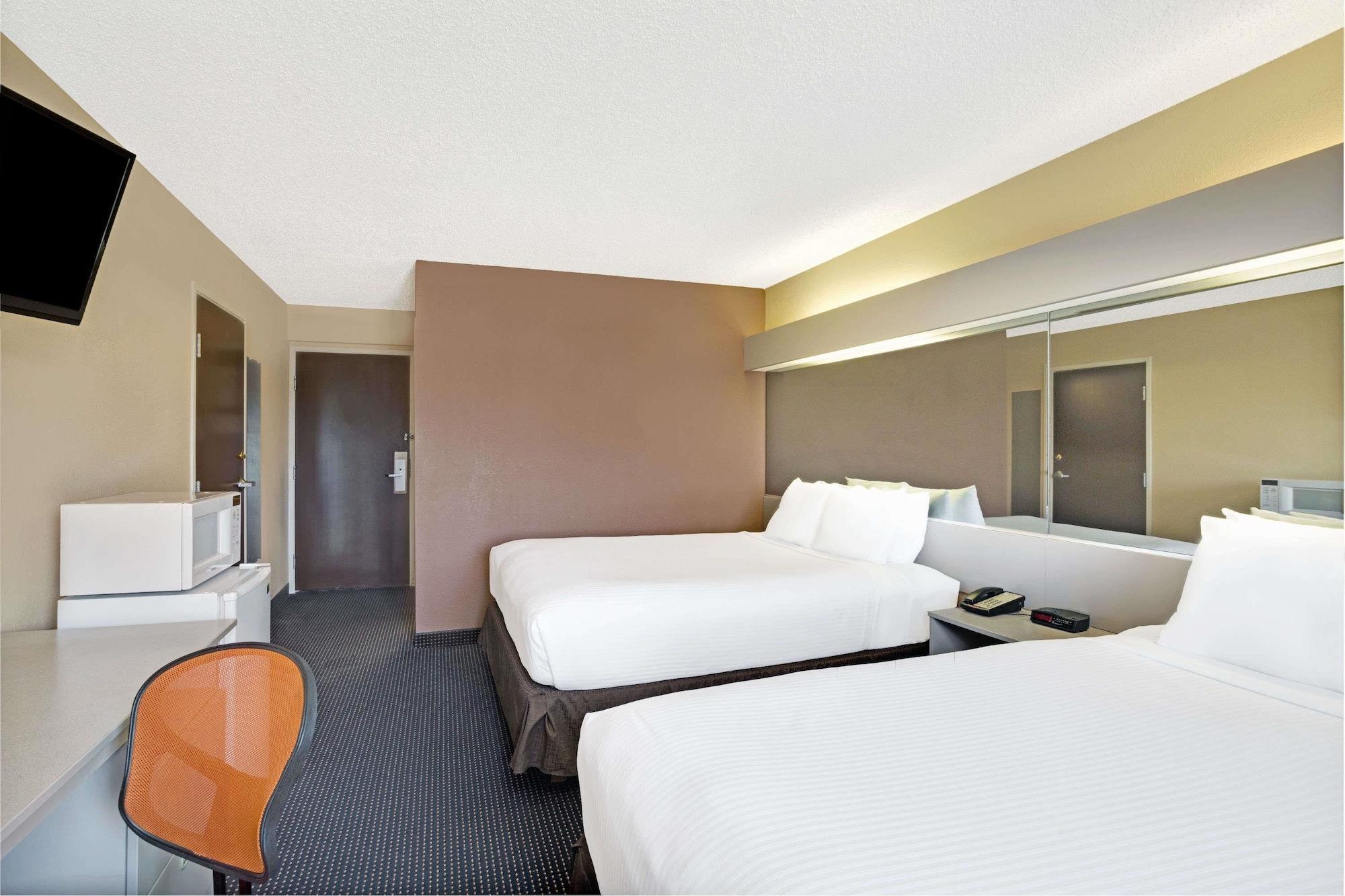 Microtel Inn & Suites By Wyndham Houston/Webster/Nasa/Clearlake Nassau Bay Экстерьер фото